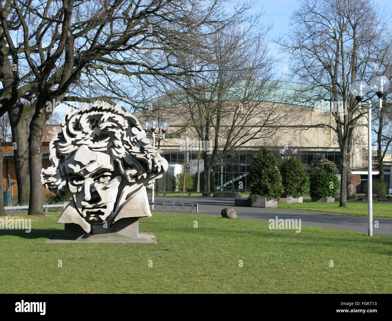 Beethoven Festspielhaus mit einer Beethoven-Skulptur in Bonn-Deutschland Stockfoto