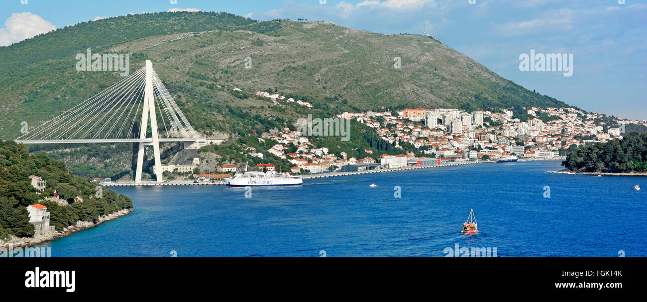 Dubrovnik-Ansätze für die Gruz Kreuzfahrt Schiff Hafen rechts & Franjo Tudjman Brücke über Rijeka Dubrovacka Wasserweg (links) Stockfoto