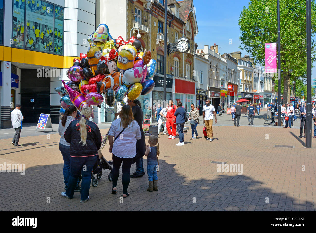 Croydon South London Stadtzentrum Shopper um Ballon-Verkäufer in gepflasterte Fußgängerzone außerhalb Centrale Einkaufszentrum England UK Stockfoto
