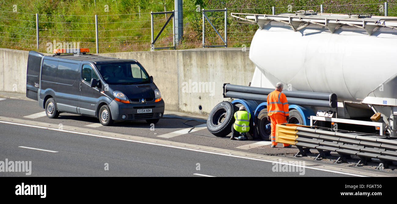 Pannenwagen & Monteur mit Fahrer besucht zerbrochenen Tankwagen auf harter Schulter M25 Autobahn mit einem Rad-Reifen-Problem behoben Essex England UK Stockfoto