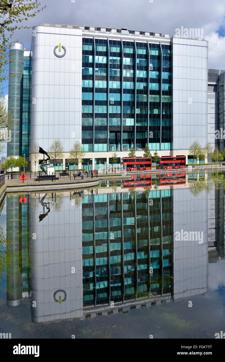 Global Switch Rechenzentrumsanbieter: Räumlichkeiten und Reflexionen in landschaftlich gestaltetem Wasser Merkzettel Buswerbung digital entfernt East End of London England Großbritannien Stockfoto