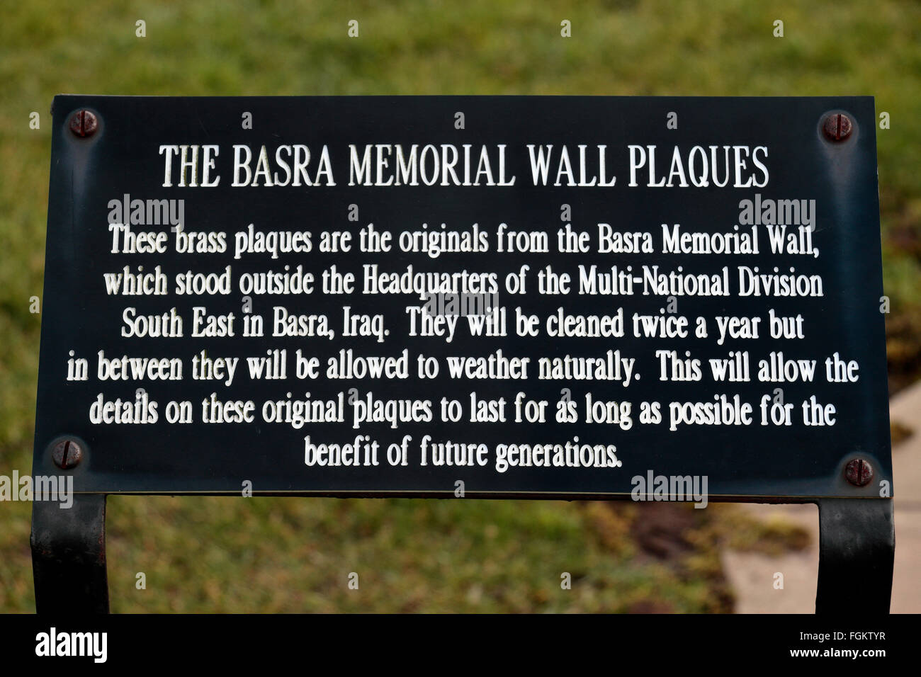 Informationstafel neben der Basra Memorial Wall, National Memorial Arboretum Alrewas, UK. Stockfoto