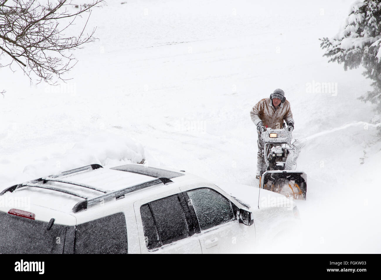 Mann, die Einfahrt Ausblasen Stockfoto