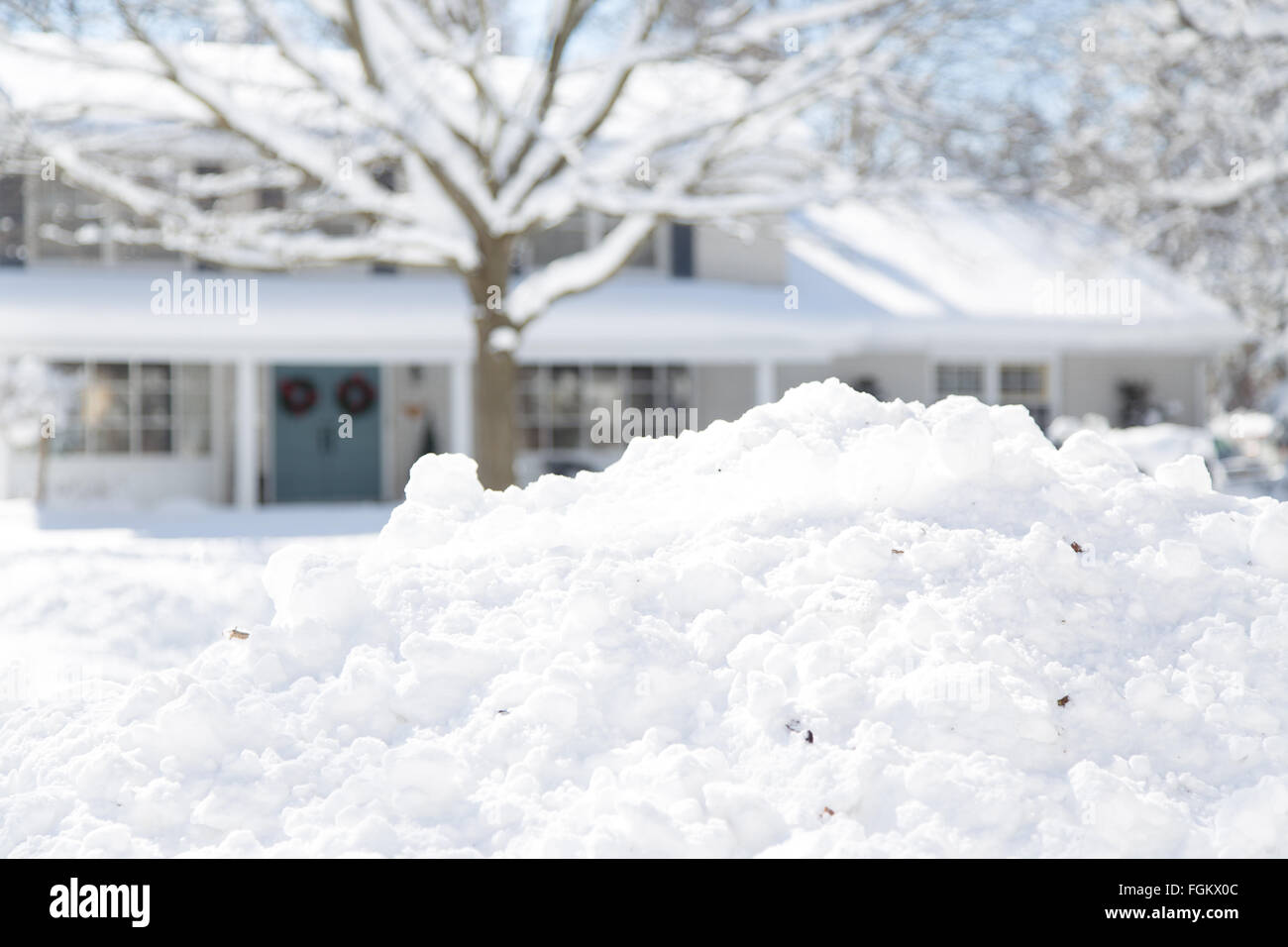 geringe Schärfentiefe konzentrierte sich auf Schnee mit dem Haus im Hintergrund Stockfoto