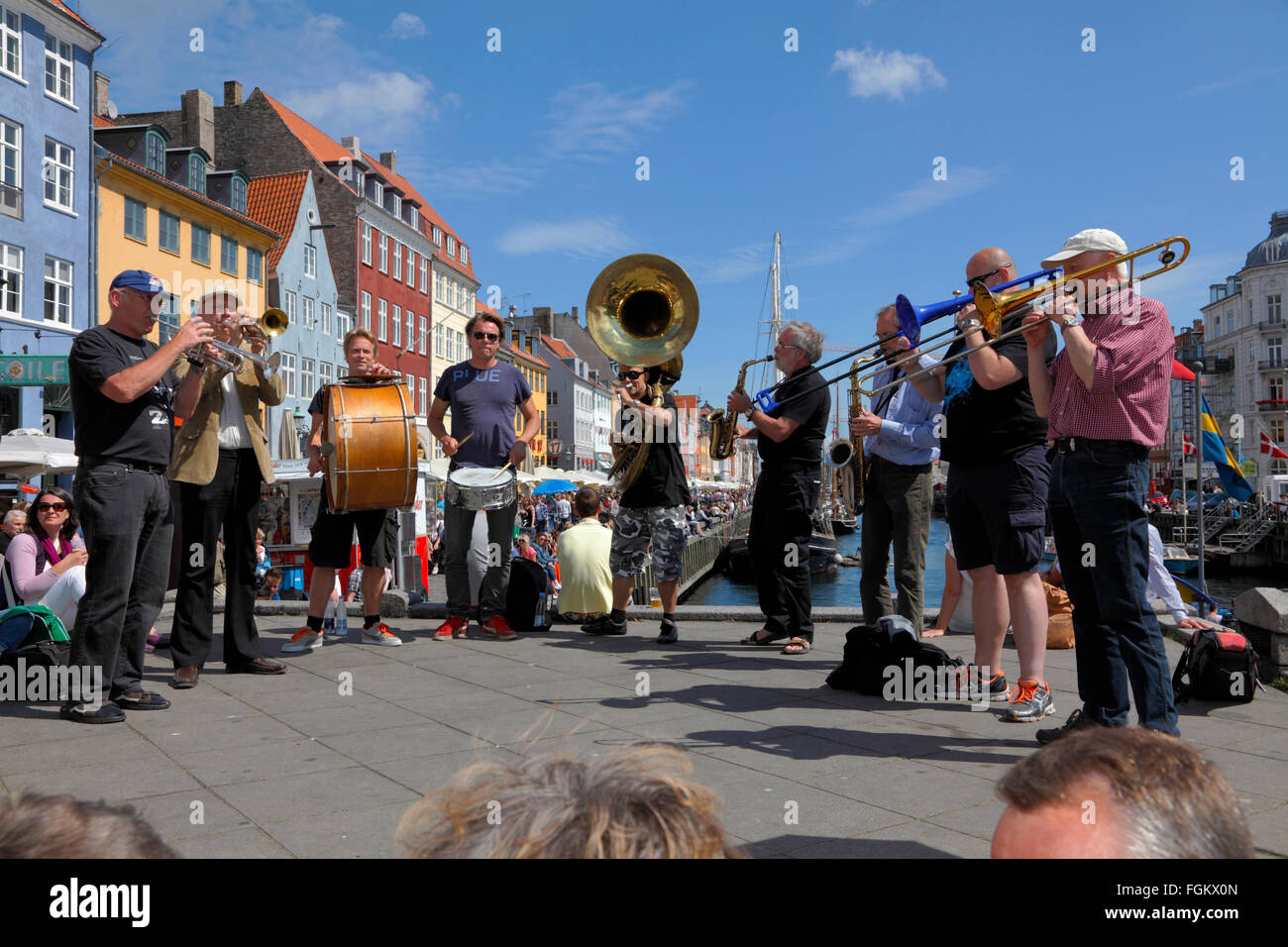 Die beliebte Straßenumzug und dem traditionellen Jazz band der Orion-Brass-Band in Nyhavn während das Copenhagen Jazz Festival. Stockfoto