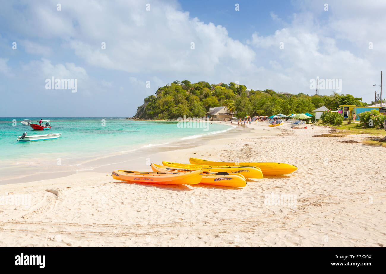 Gelbe Kajaks am Strand von Long Bay auf der Ostseite der Westindischen Inseln Antigua, Antigua und Barbuda, Stockfoto