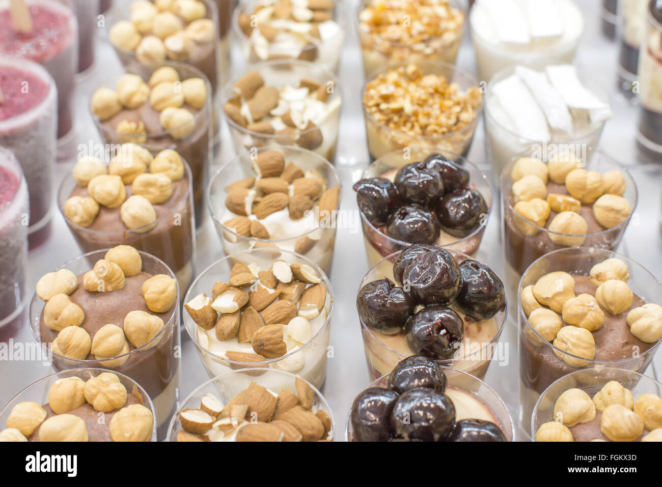 Mini-Eis mit verschiedenen Farben in den Gläsern Stockfoto