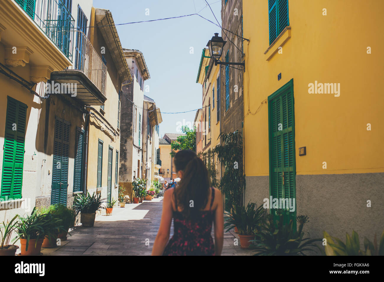 Rückansicht der jungen Frau zu Fuß auf spanischen Straßen Stockfoto