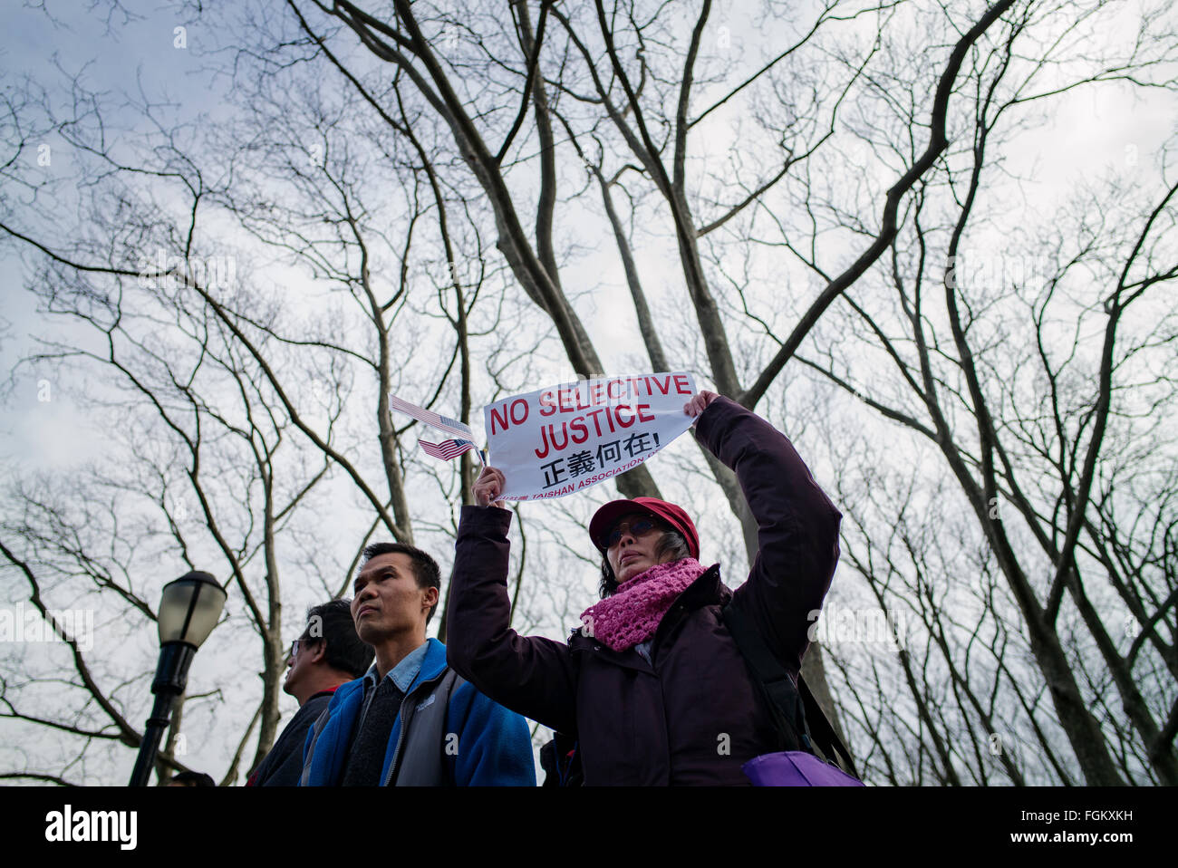 Brooklyn, NY, USA, 20. Februar 2016: Eine Frau hält ein Schild mit der Aufschrift "No selektiver Justiz" während einer Demonstration gegen die Verurteilung des ehemaligen New York City Polizist Peter Liang, in der 2014 Erschießung eines schwarzen Mannes in einem Wohnprojekt Totschlag und offizielle Fehlverhaltens für schuldig befunden wurde. Stockfoto