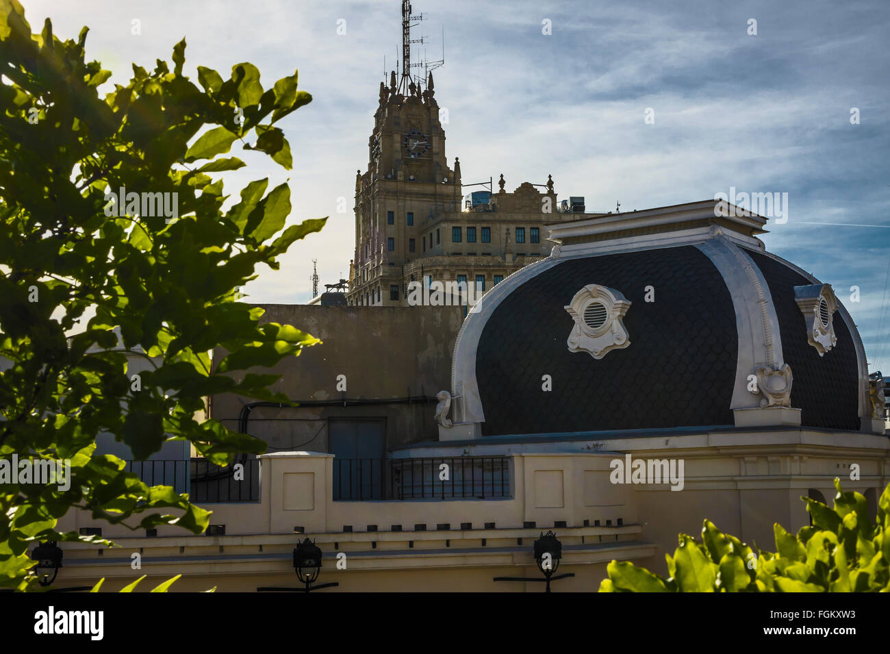 Blick auf eine schwarze Kuppel von einem Gebäudedach, Stadt Madrid, Spanien Stockfoto