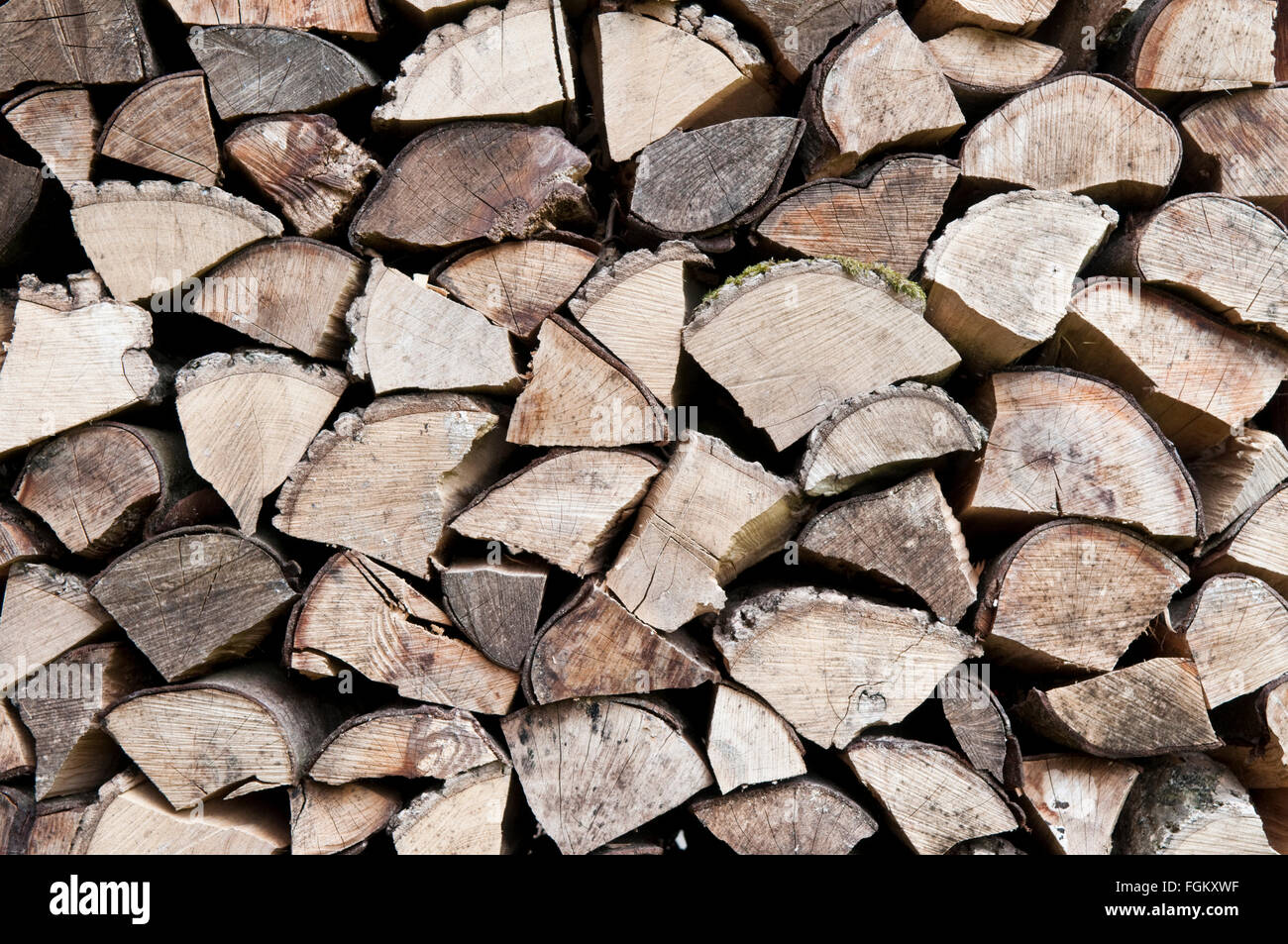 Auf Sicht von einem Haufen von grob gehackten Holzscheite zu beenden Stockfoto