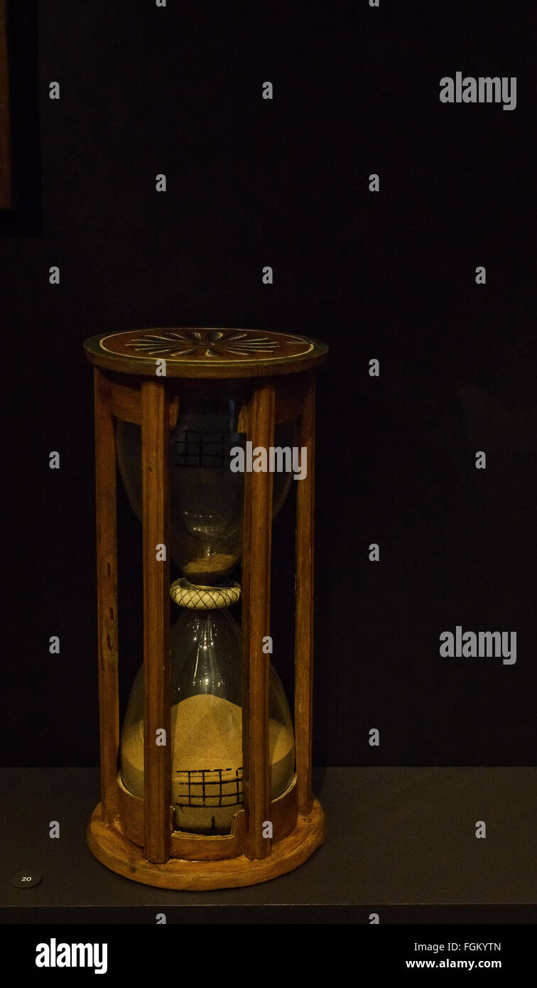 Einer alten Sand Uhr in der Stadt anthropologische Museum von Madrid, Spanien Stockfoto