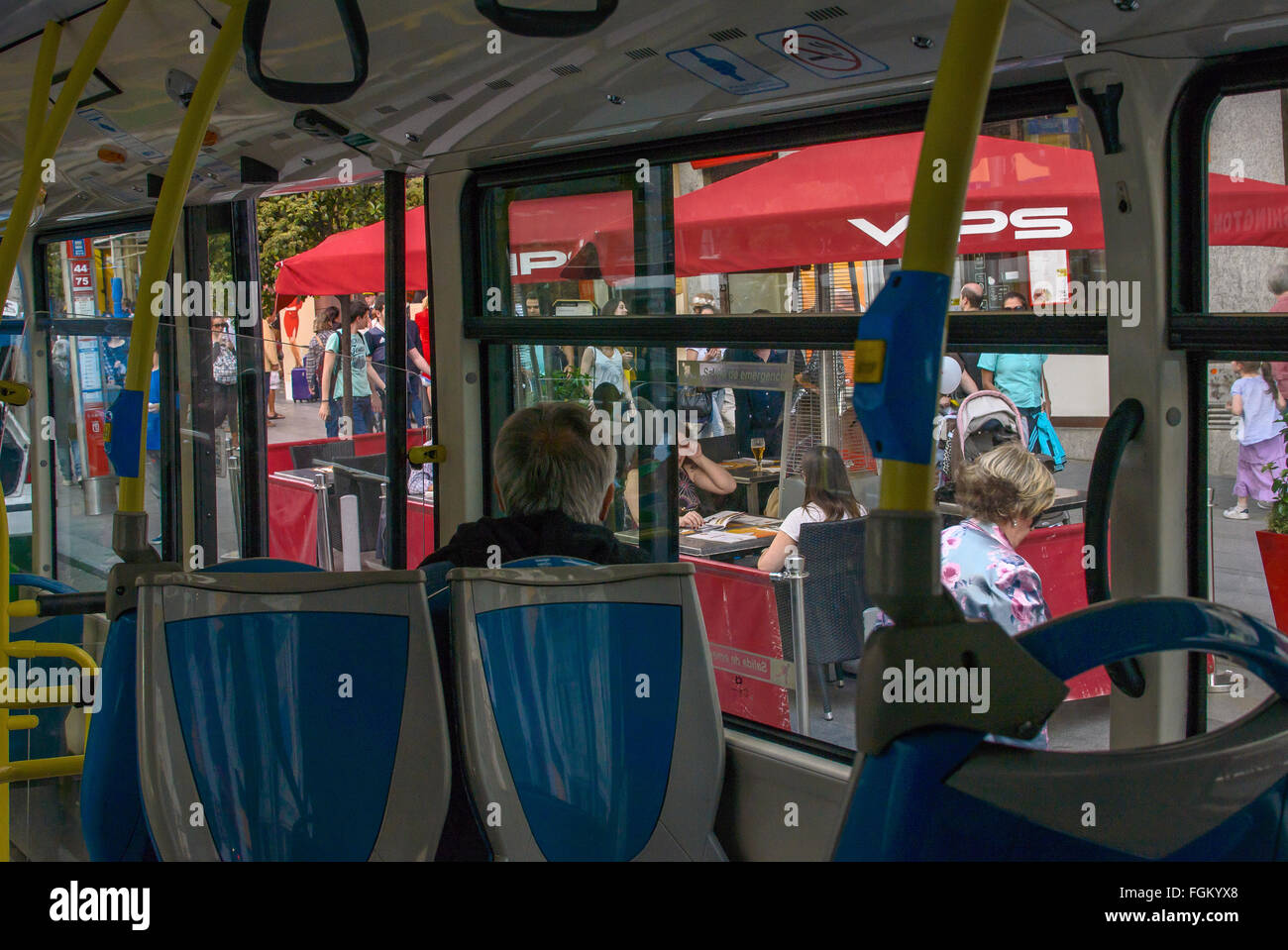 Blick auf die Gran Via Street aus dem Inneren eines Busses, Stadt Madrid, Spanien Stockfoto