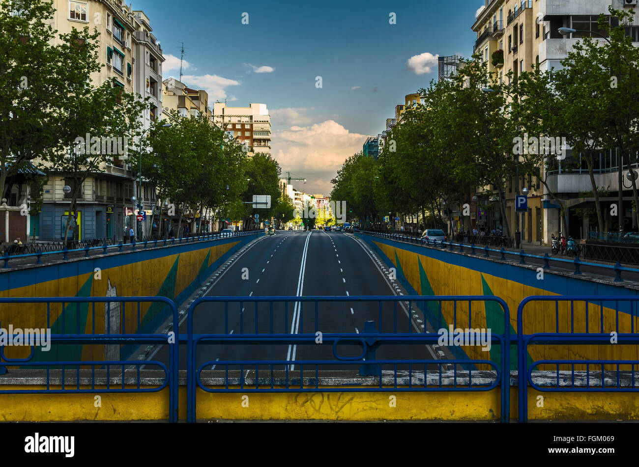 Blick auf einen Tunnel oben im Viertel Salamanca, Madrid-Stadt, Spanien Stockfoto