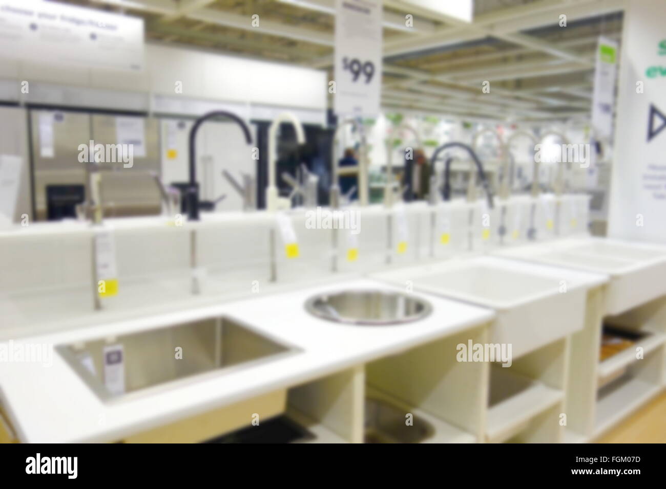 Verschwommene Waschbecken und Armaturen Auswahl in einem Geschäft Stockfoto
