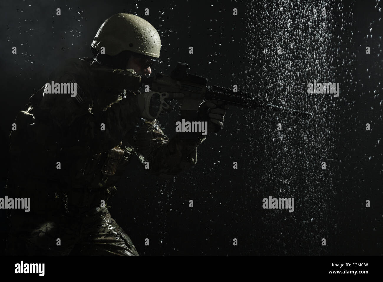 US-Soldat im Regen Stockfoto