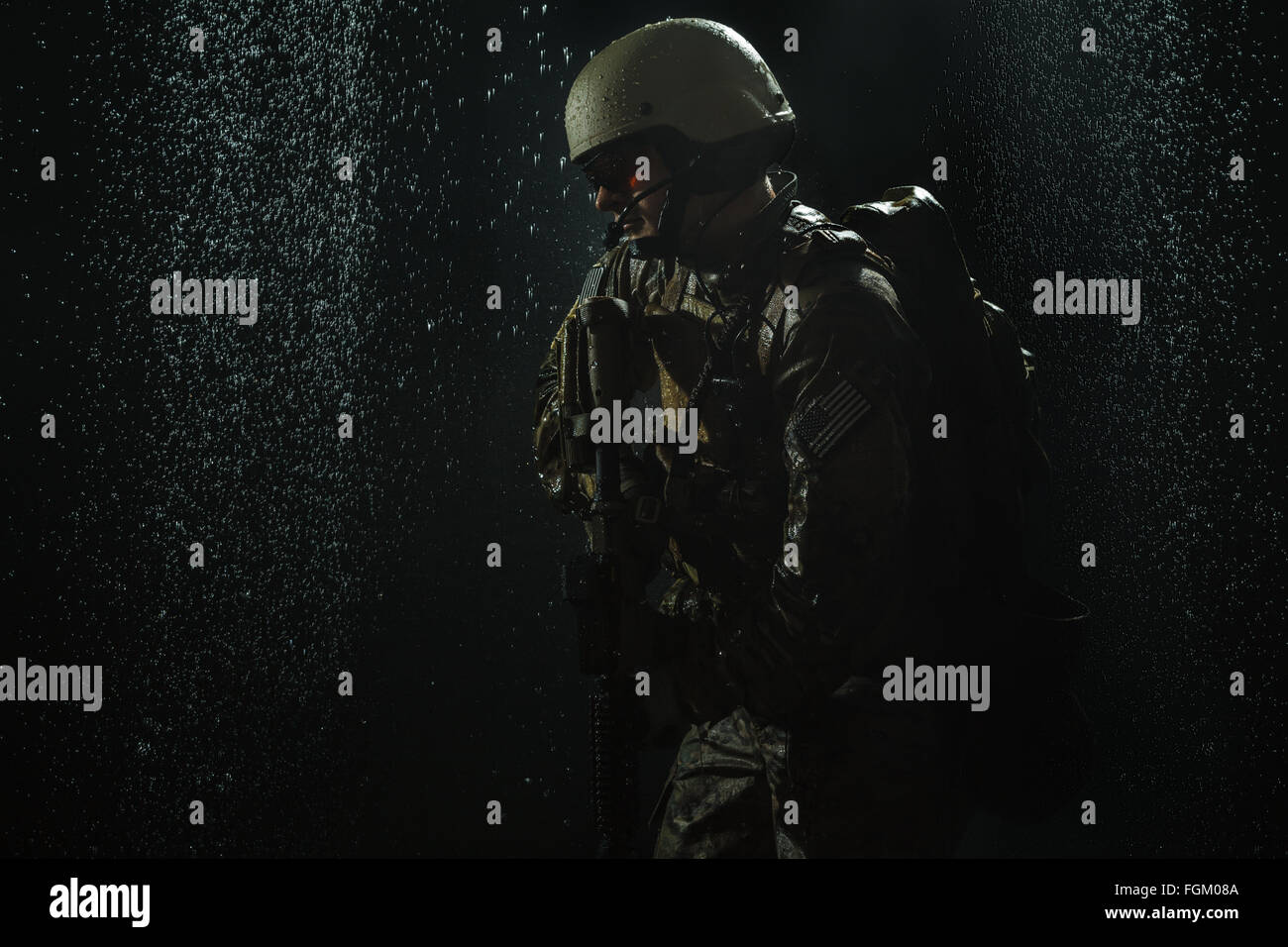 US-Soldat im Regen Stockfoto