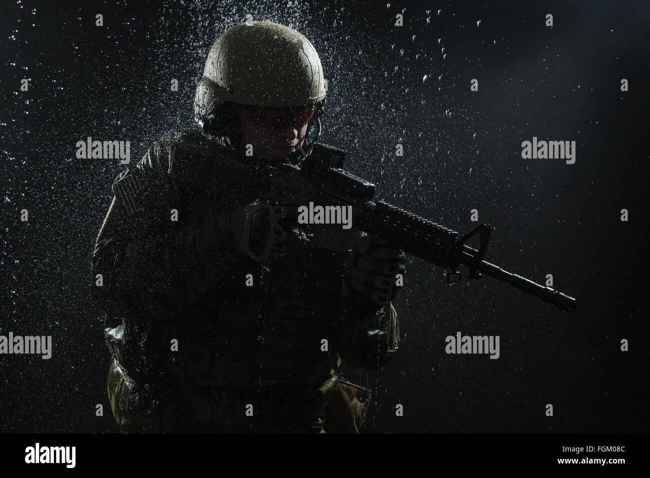 US-Soldat im Regen Stockfoto