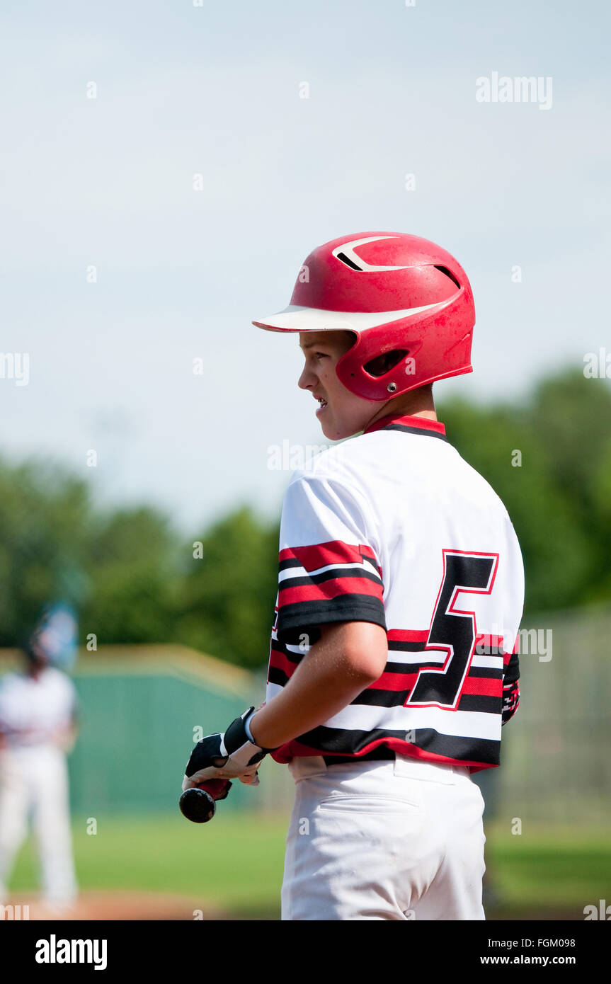 Wenig Liga Baseball-Spieler, immer bereit, Fledermaus, Blick nach unten. Stockfoto