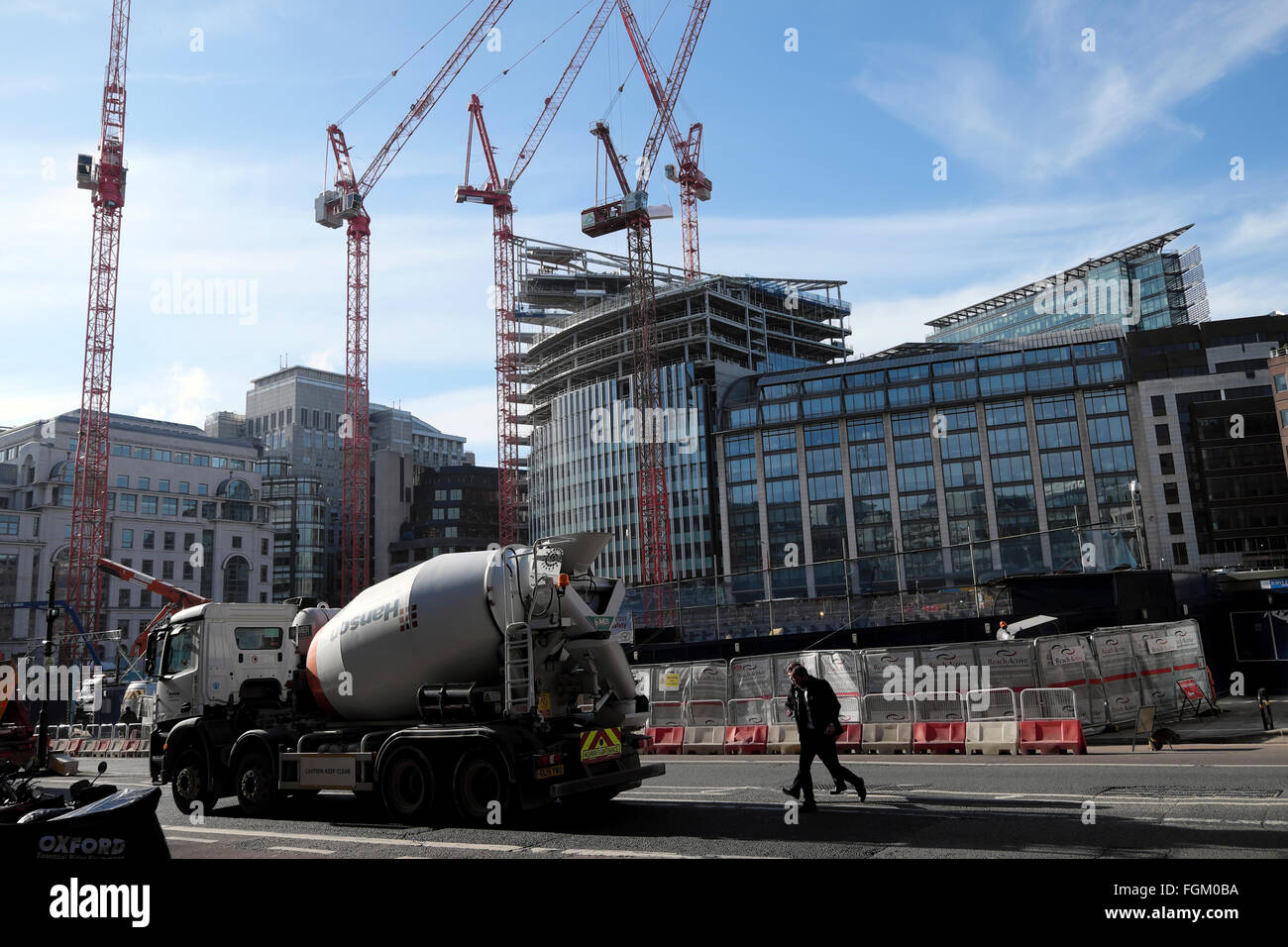 Deloitte zentrale neue Schuh Lane Gebäude und Goldman Sachs Baustelle Krane auf Farringdon Straße in der City von London UK KATHY DEWITT Stockfoto