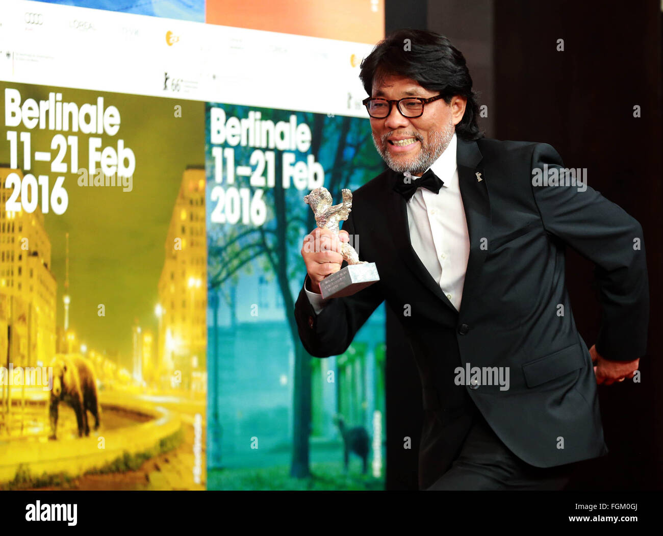 Berlin, Deutschland. 20. Februar 2016. Mark Lee Ping-Bing, Kameramann des Films "Crosscurrent" (Chang Jiang Tu), besucht eine Pressekonferenz nach Erhalt seiner silbernen Bären für herausragende künstlerische Leistung bei der Verleihung der 66. Internationalen Filmfestspiele Berlinale in Berlin, Deutschland, 20. Februar 2016. © Luo Huanhuan/Xinhua/Alamy Live-Nachrichten Stockfoto