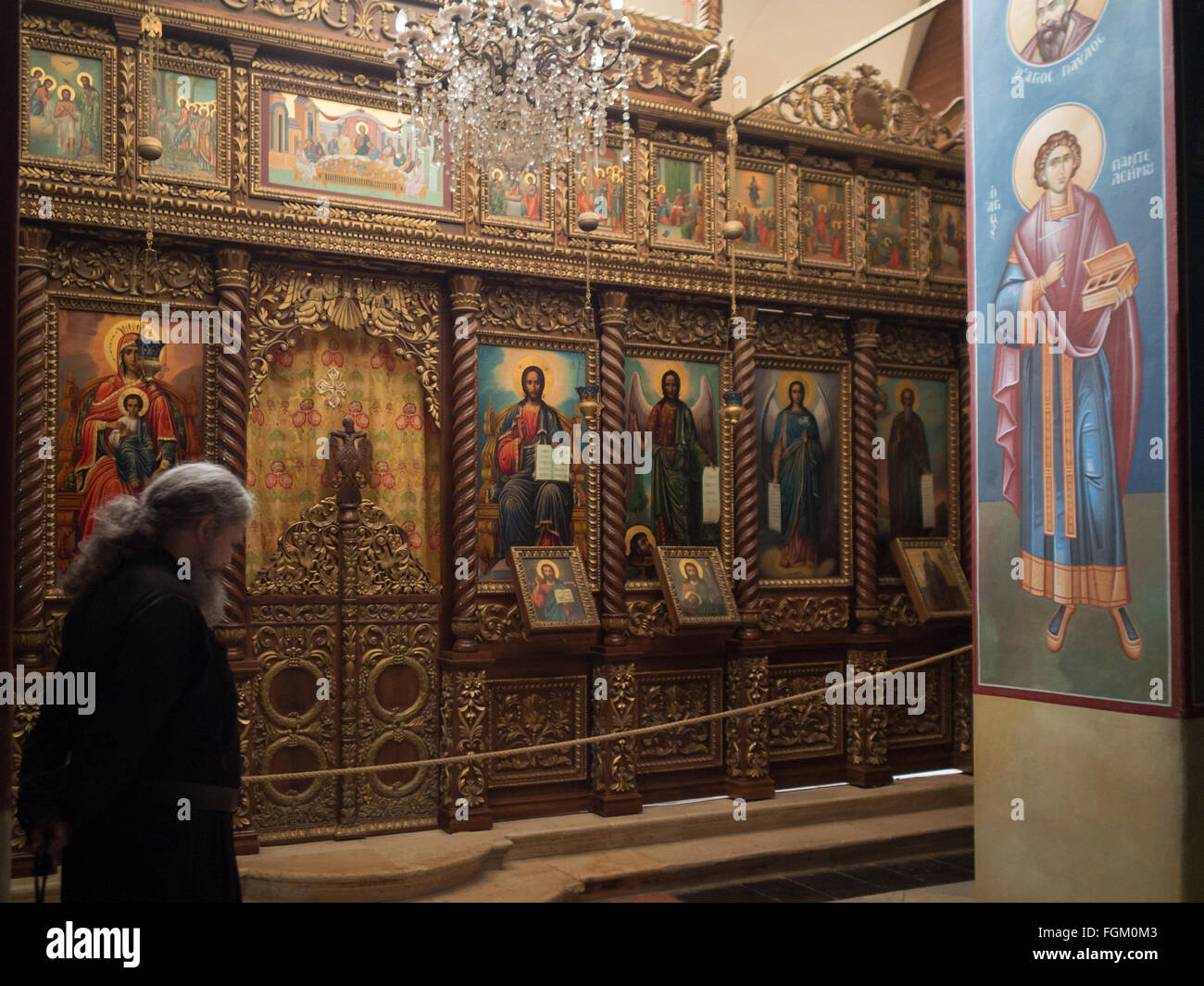 Priester im Inneren der griechisch-orthodoxen Kirche des Klosters der Versuchung Stockfoto