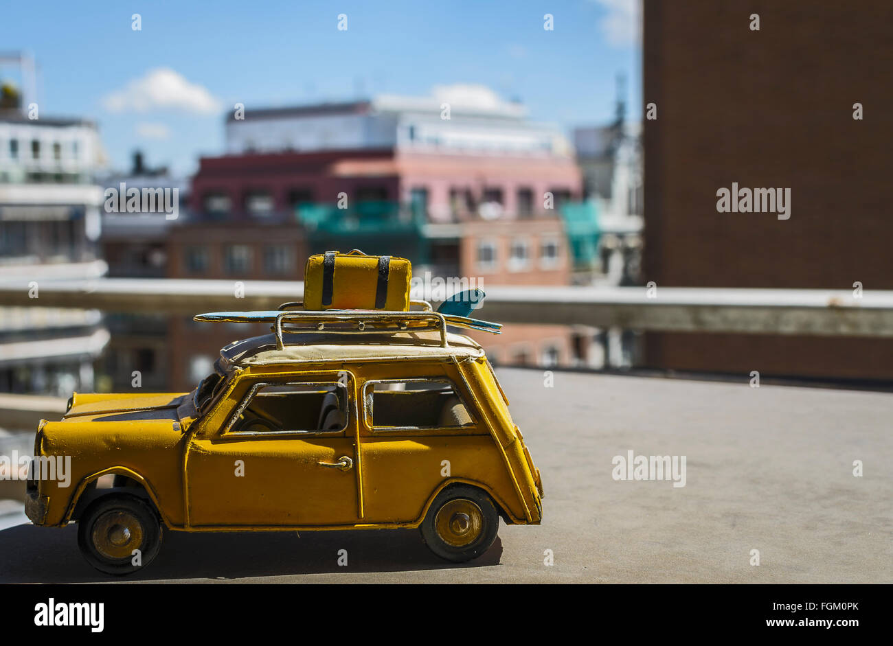 Ein gelbes Auto Spielzeug in einem Dach der Stadt eine Straße, Madrid, Spanien Stockfoto