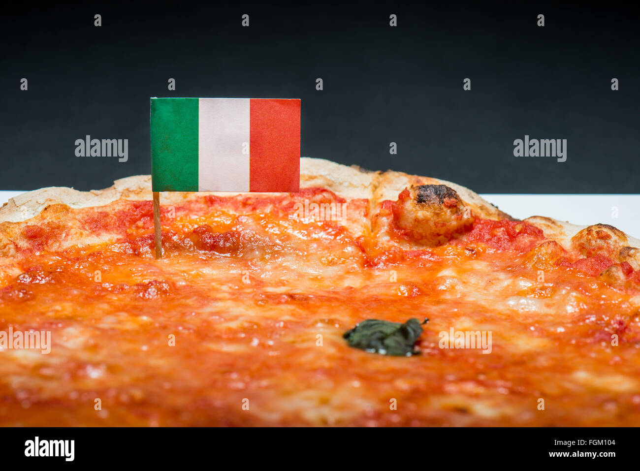 Pizza Margherita mit Tomaten-Sauce und Basilikum-Öl in einem Holzofen gekocht original Italienisch Stockfoto