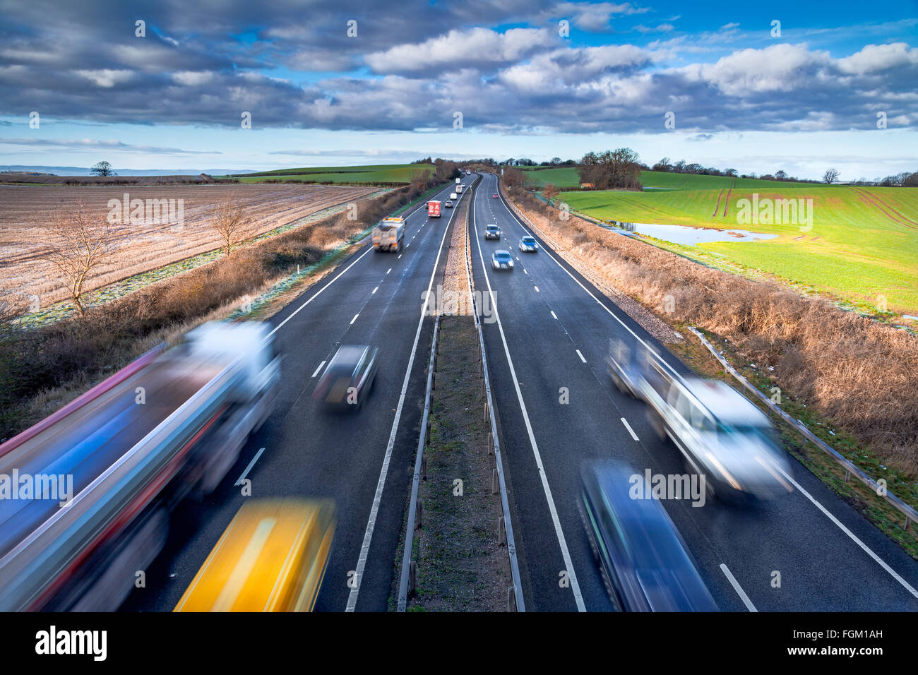 Schnell fahrendes fahrzeug auf der autobahn Fotos und Bildmaterial in hoher Auflösung Alamy