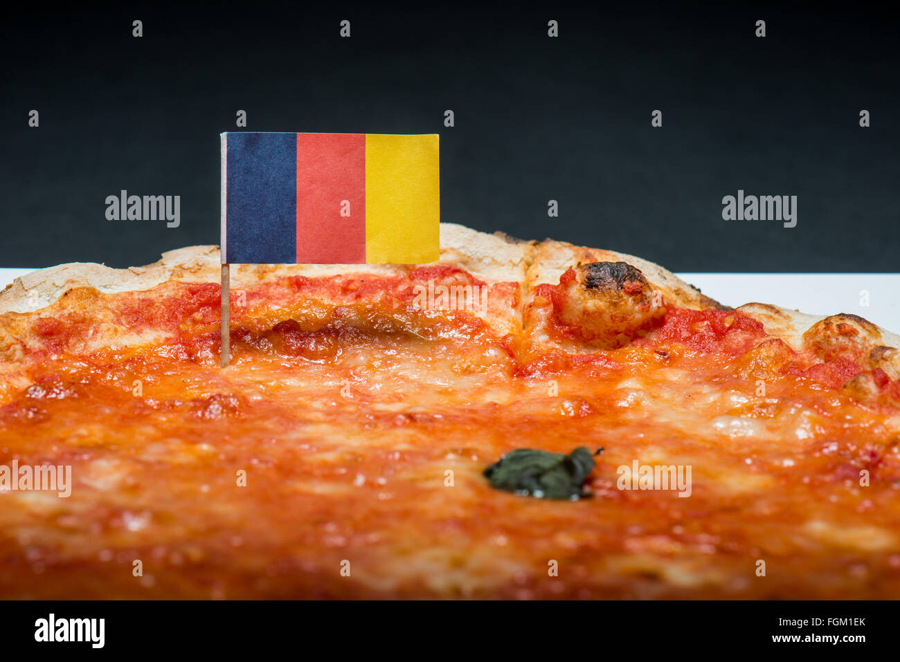 Pizza Margherita mit Tomaten-Sauce und Basilikum-Öl in einem Holzofen gekocht original Italienisch Stockfoto