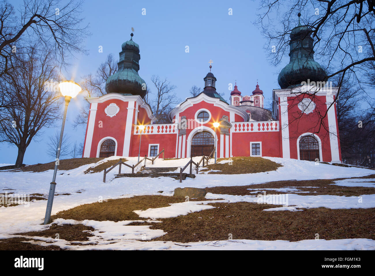 Banska Stiavnica - die Unterkirche der barocken Kalvarienberg, erbaut im Jahre 1744-1751 im Winter Dämmerung. Stockfoto