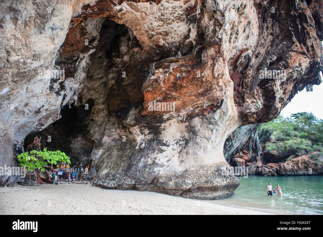 Hunderte von hölzernen Phallussymbole säumen die Prinzessin Höhle am Phra Nang Beach, Railay, Thailand Stockfoto
