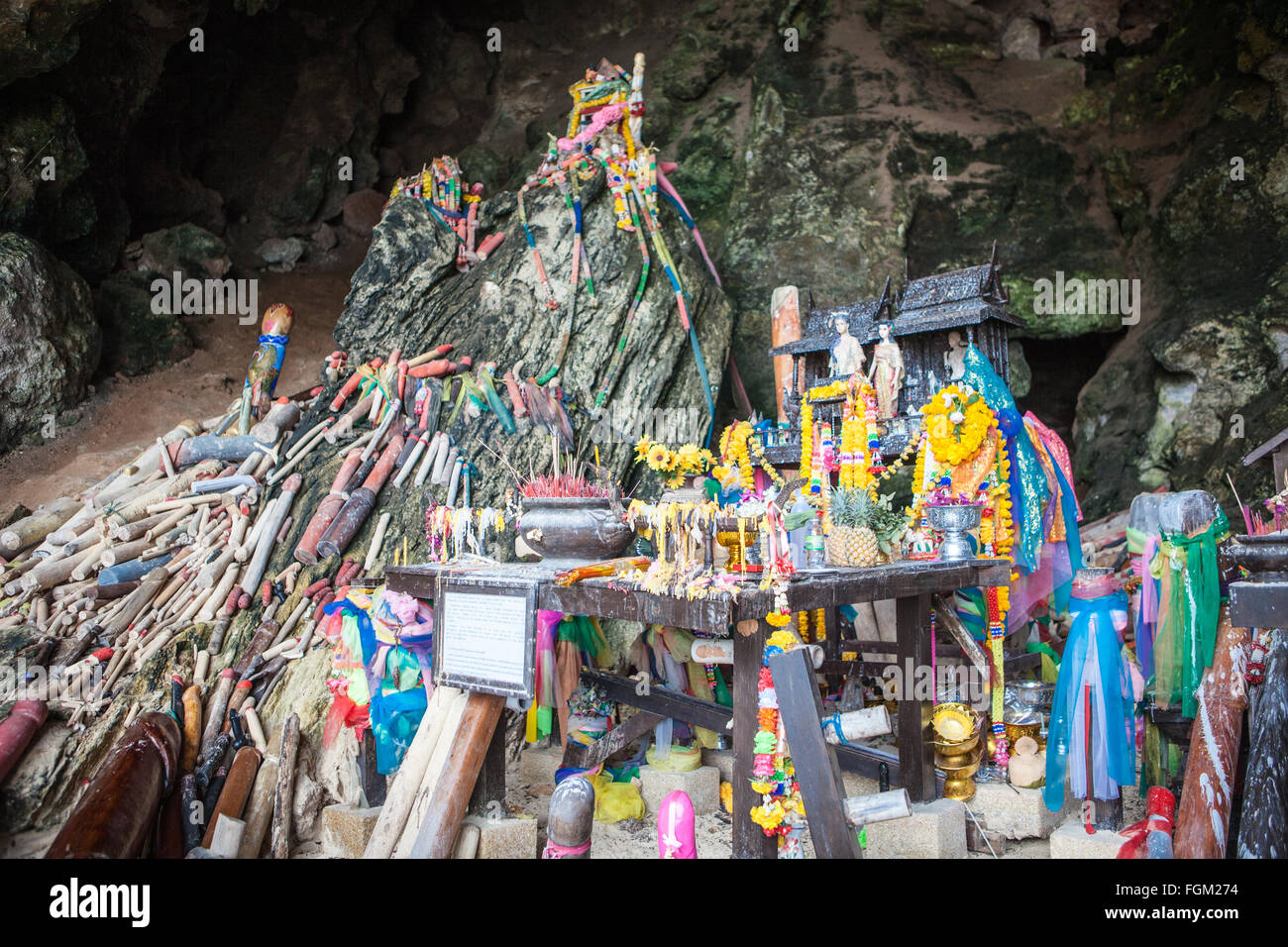 Hunderte von hölzernen Phallussymbole säumen die Prinzessin Höhle am Phra Nang Beach, Railay, Thailand Stockfoto