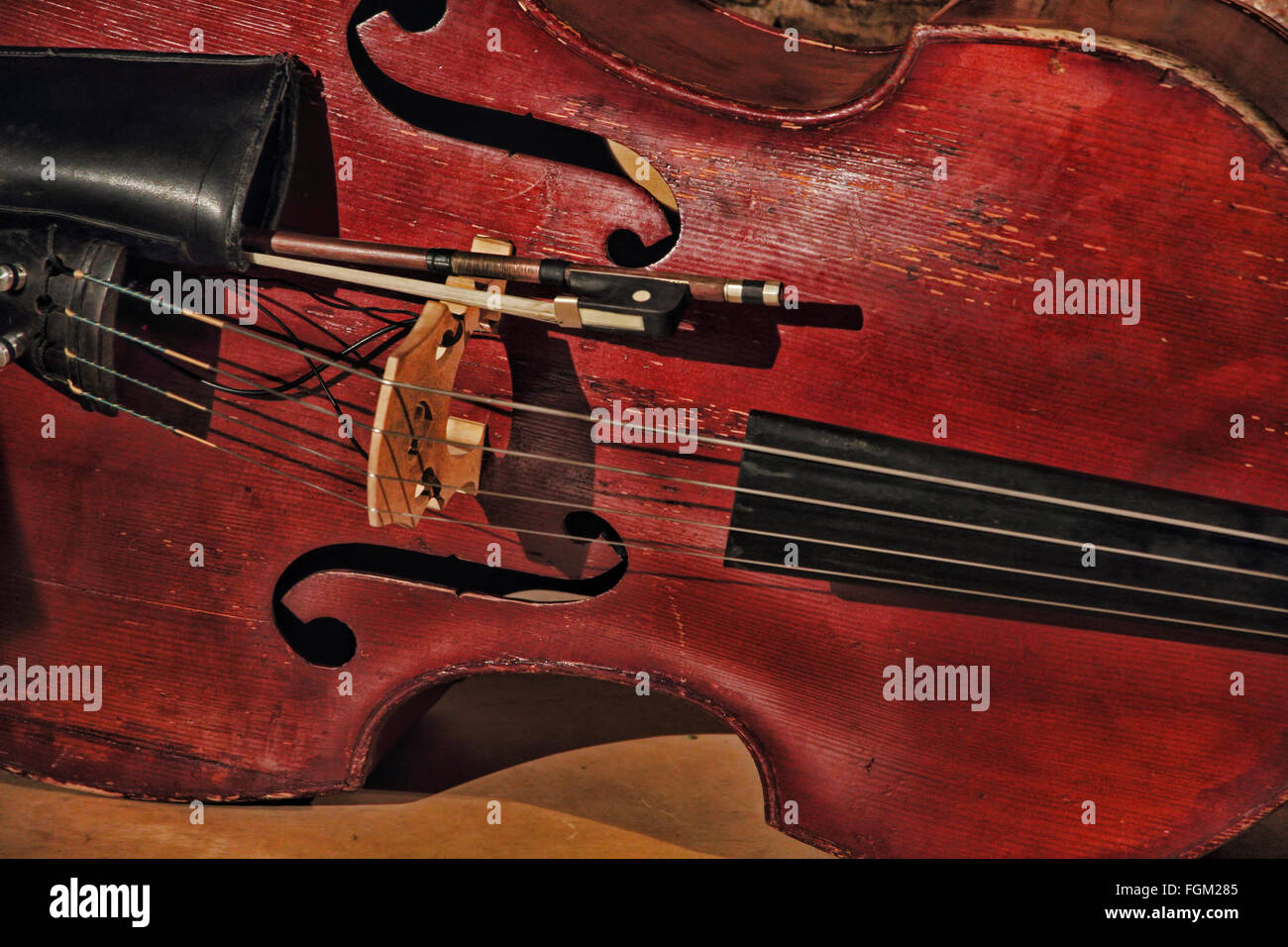 Alten Kontrabass Closeup genommen. Durchtrainierten Bild. Stockfoto