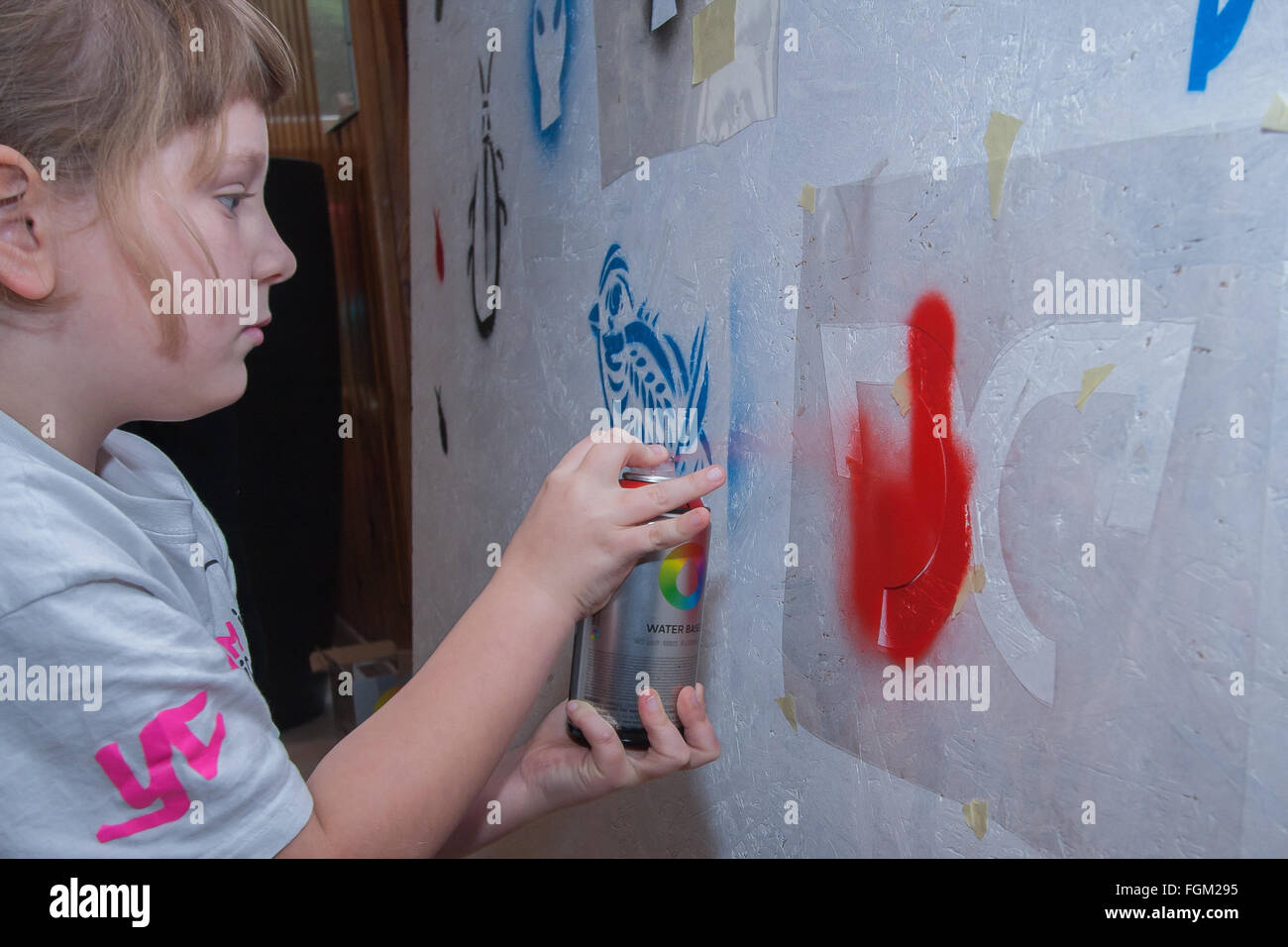 Jozefow, Polen - 24. Oktober 2015: Das Mädchen mit der Farbe Spray Malerei Wandbild Stockfoto