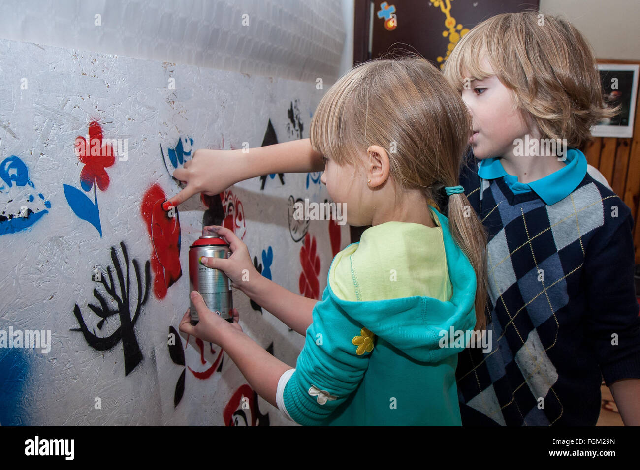 Jozefow, Polen - 24. Oktober 2015: Das Mädchen mit der Farbe Spray Malerei Wandbild Stockfoto