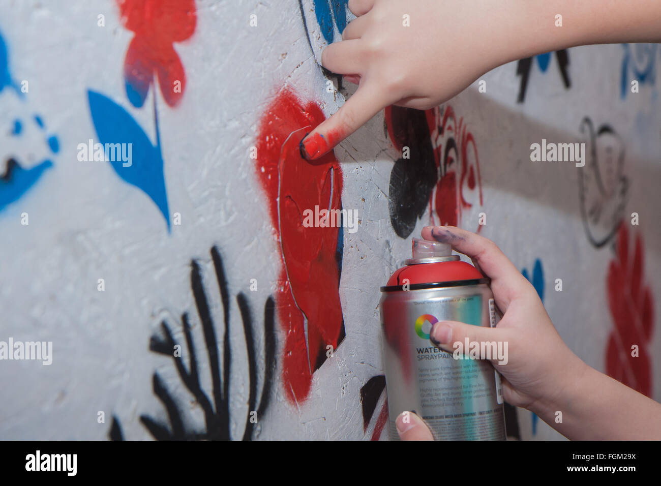 Jozefow, Polen - 24. Oktober 2015: Das Mädchen mit der Farbe Spray Malerei Wandbild Stockfoto