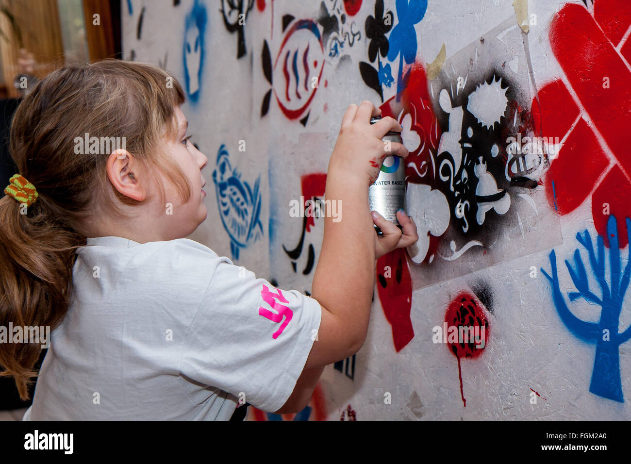 Jozefow, Polen - 24. Oktober 2015: Das Mädchen mit der Farbe Spray Malerei Wandbild Stockfoto