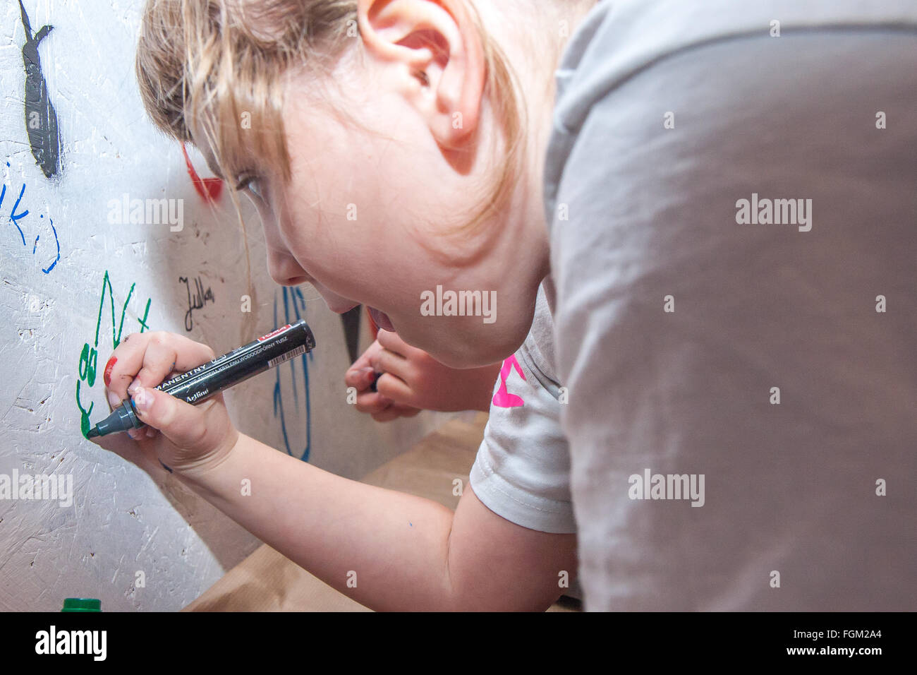 Jozefow, Polen - 24. Oktober 2015: Mädchen, die ihre Arbeit mit einem Marker abzeichnen Stockfoto