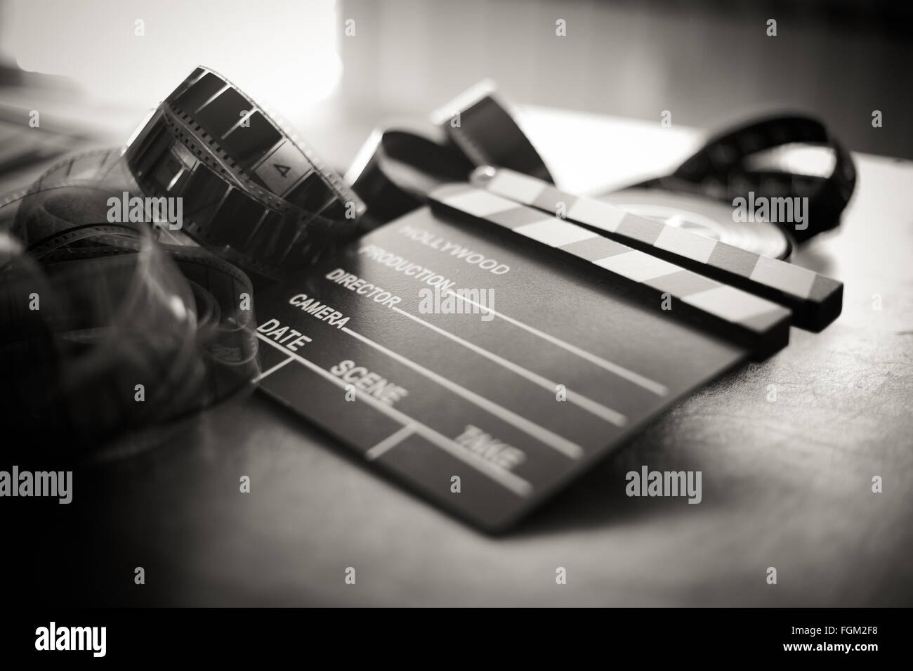Movie Clapper Board und Filmstreifen Tiefenschärfe und Vintage schwarz / weiß Stockfoto