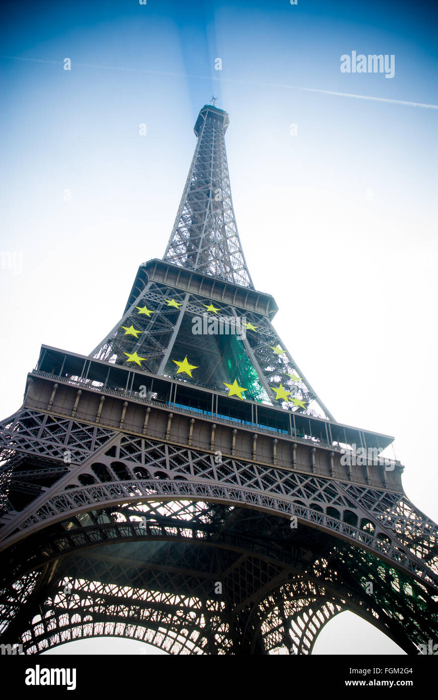 Eiffel Tower Aussicht aus dem Boden in Paris mit gelben Europa-Stern-symbol Stockfoto