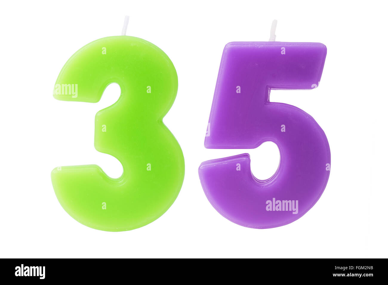 Bunte Geburtstagskerzen in Form von Nummer 35 auf weißem Hintergrund Stockfoto