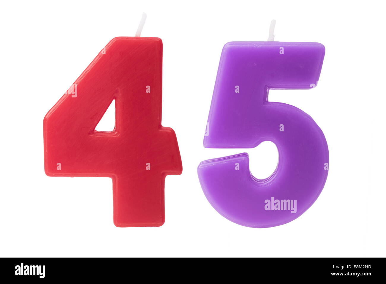 Bunte Geburtstagskerzen in Form von der Nummer 45 auf weißem Hintergrund Stockfoto