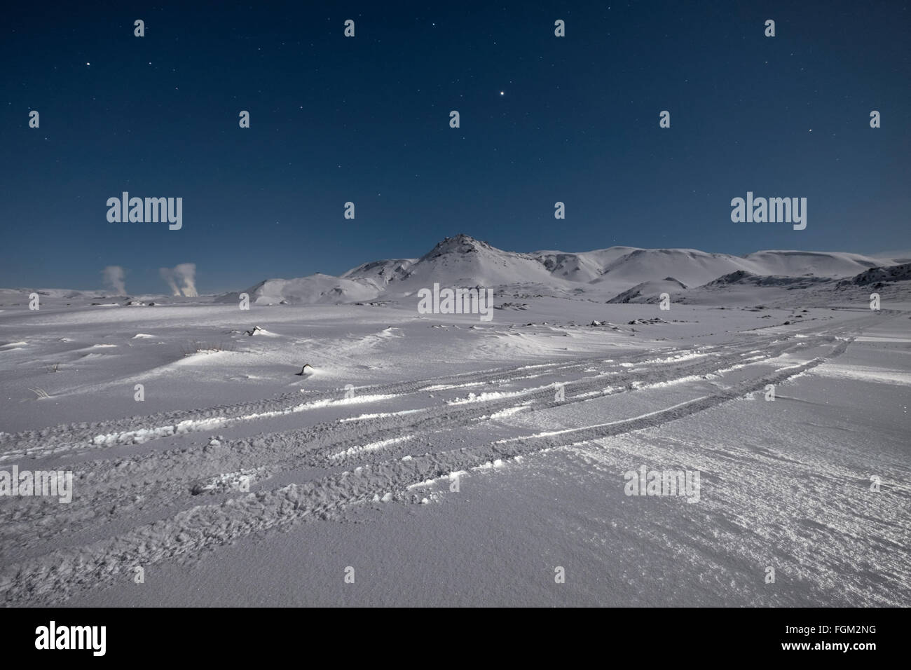 Sternenhimmel über Schnee bedeckt die Berge im Winter Stockfoto