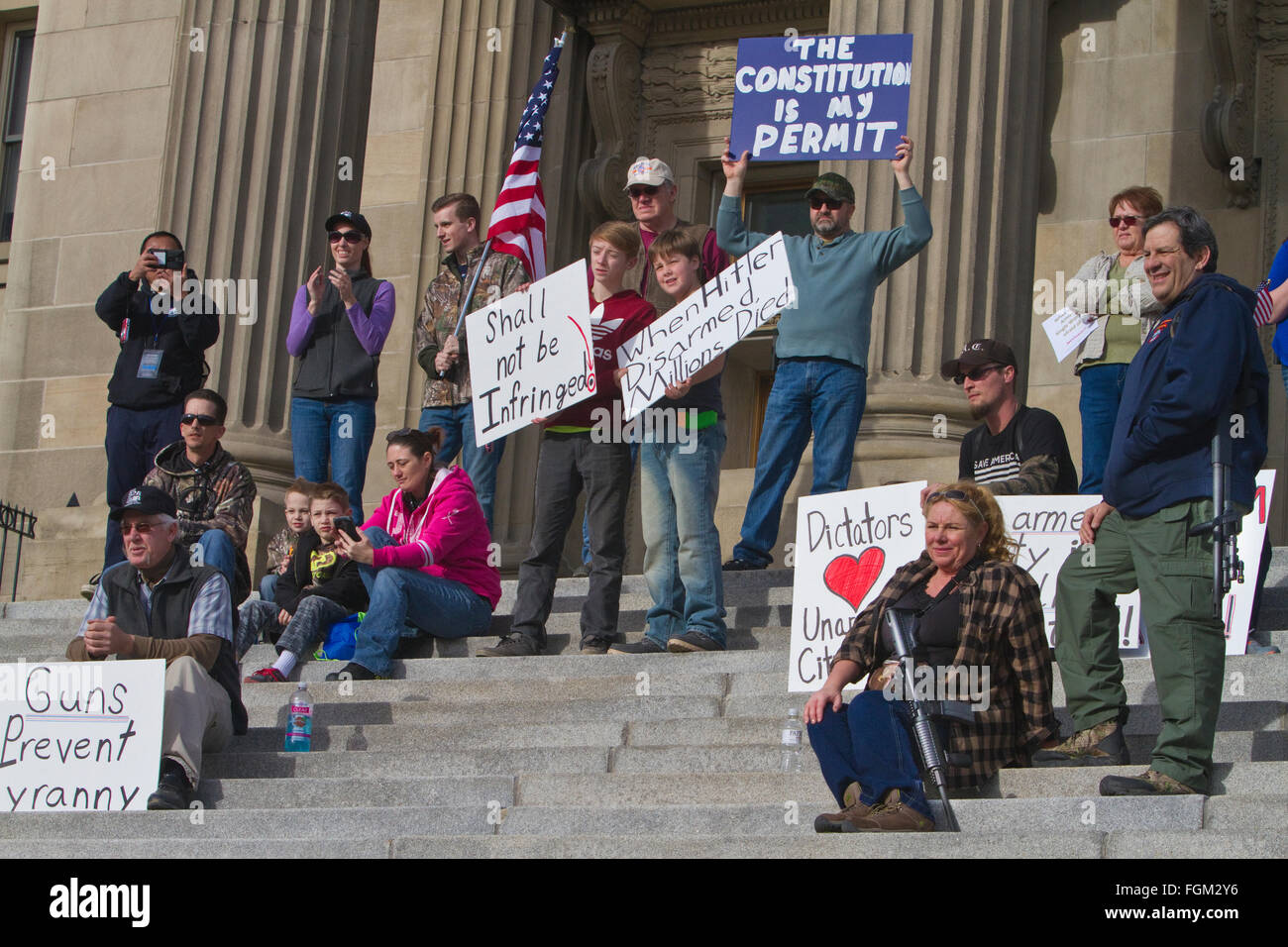 (20 Februar 2016) Pistole Besitzer Rallye an der Idaho Capitol Schritte zur Unterstützung eine "Konstitutionelle Carry" Gesetzentwurf, die Bürgerinnen und Bürger tragen Gewehre ohne erlauben würde erlaubt, ob versteckt oder nicht.  DAVID R. FRAZIER/ALAMY LIVE-NACHRICHTEN Stockfoto