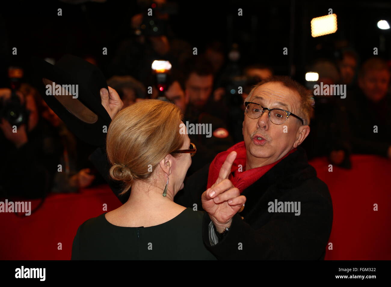 Berlin, Deutschland. 20. Februar 2016. Jury-Präsidenten der 66. Berlinale, Meryl Streep und Berlinale-Präsident Dieter Kosslick kommen für die Preisverleihung. © Jakob Ratz/Pacific Press/Alamy Live-Nachrichten Stockfoto