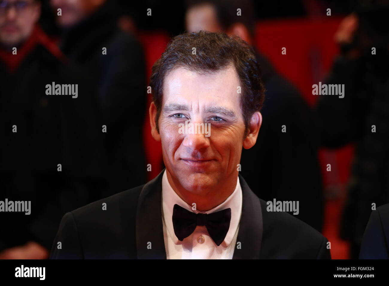 Berlin, Deutschland. 20. Februar 2016. Jury-Mitglied Clive Owen kommt für die Preisverleihung der 66. Berlinale. © Jakob Ratz/Pacific Press/Alamy Live-Nachrichten Stockfoto