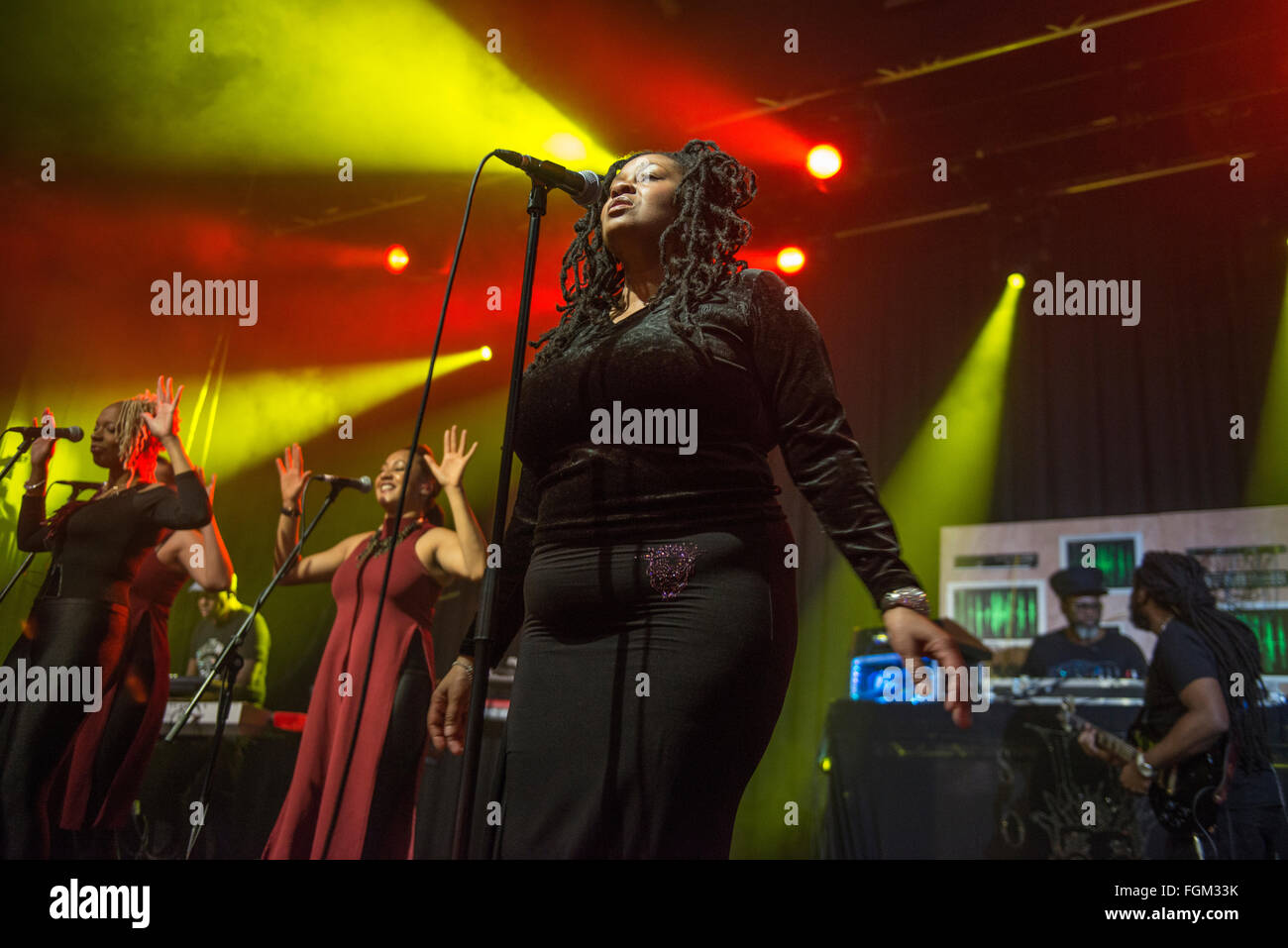 Manchester, UK. 20. Februar 2015. Soul II Soul mit Jazzie B und Caron Wheeler führen an der Akademie von Manchester, Manchester auf ihre UK tour 20.02.2016 Credit: Gary Mather/Alamy Live News Stockfoto