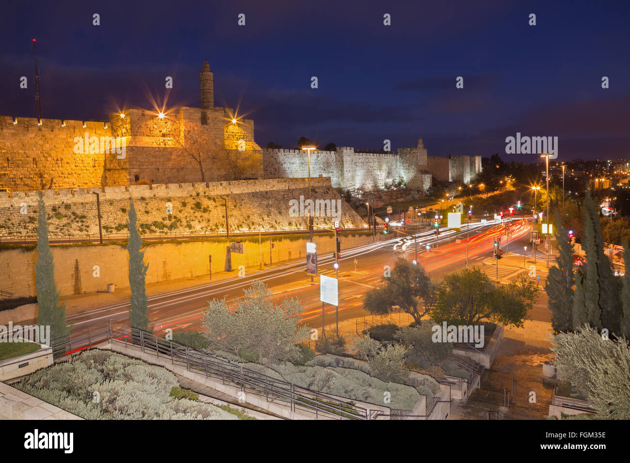 JERUSALEM, ISRAEL - 4. März 2015: Der Turm Davids und West Teil der alten Stadtmauer in der Abenddämmerung Stockfoto