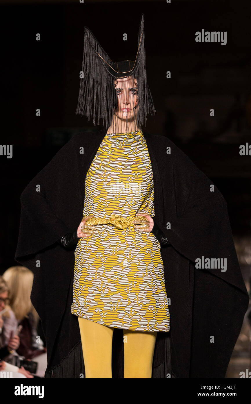 London, UK. 20. Februar 2016. Ashley Isham AW16 Modenschau am Freimaurer Hall/Fashion Scout während der London Fashion Week. Stockfoto